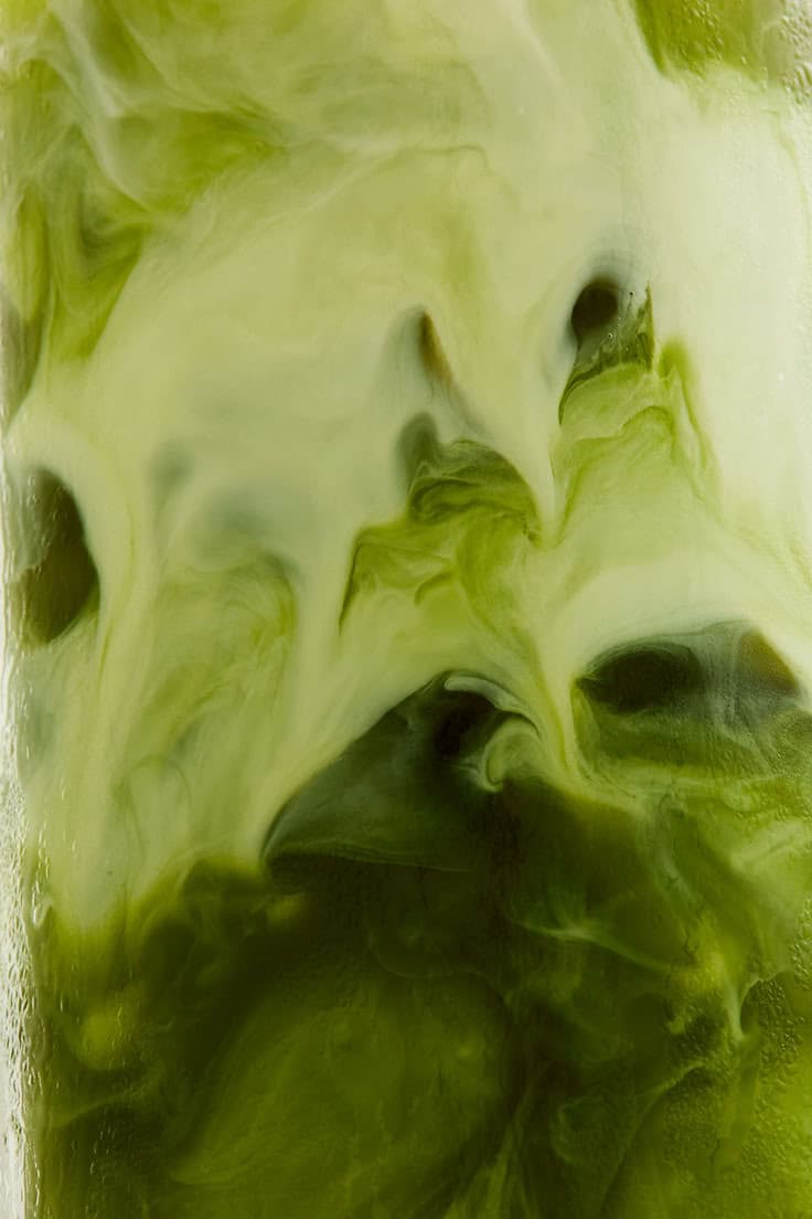 Glace au matcha d'un vert éclatant présentée dans une coupe