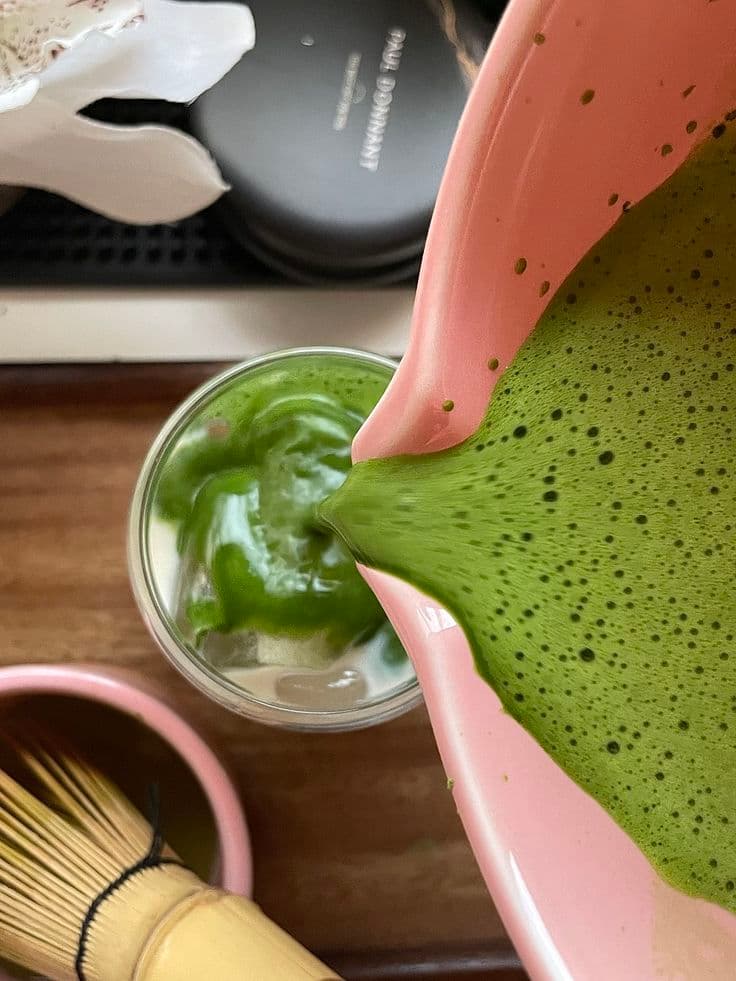 Matcha versé dans un verre, alternative au café du matin